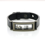 Svart leðurarmband við brosjuhylki